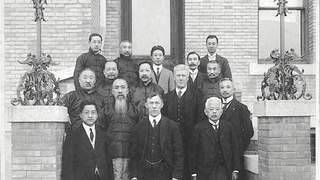 民国初年莫里逊与京城大佬的合影，袁称帝后为什么把“王府井大街”改为“莫里逊大街”？