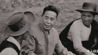 邓小平审阅军史影片，发现有一老部下的身影，当即指示：看了不舒服，去掉他