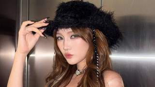 孟佳晒演出造型热辣自拍 牛仔蕾丝甜酷混搭氛围感十足