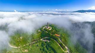 夏雨洗山峦，云海漫卷文峰塔