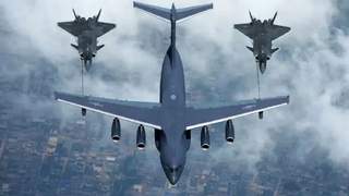 运油20双机为歼20空中加油 迎面对接空对空画面超震撼