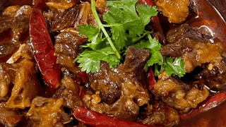 红烧牛肉慢炖入味 醇厚酱香弥漫厨房