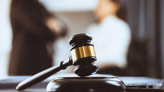 六旬男子邀女子到家吃饭强抱对方被行拘,女方起诉索赔超9000元!法院认定构成性骚扰,判了