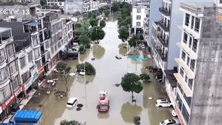 “没想到淹水这么严重，一觉醒来就被困住了”，广西多地：非必要不外出！有水库出现漫顶、缺口、漫坝险情，紧急转移群众