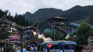 游客称在贵阳一景区玩彩虹滑梯时“人毯分离”受伤，景区：游客或因紧张未抓稳，医疗费用已赔付