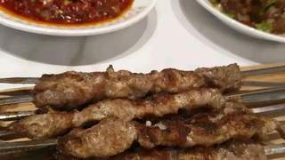 乌鲁木齐最热门的网红拌面馆，这里用餐每天都得排队，很多人称它为拌面天花板