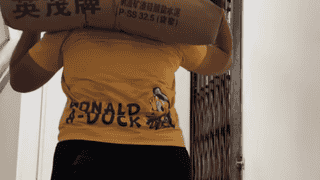 母女工地扛砖赚学费引关注，女孩已干半月当事人回应没有团队