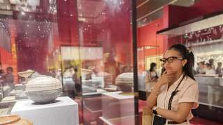 上海马王堆国宝展启用AI眼镜 海外游客凭智能设备深化观展体验