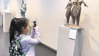 近百件雕塑亮相青海湖 展期至8月20日