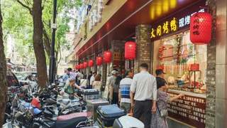 淮海路老字号推出双语菜单 外籍游客扎堆品尝麻酱冷馄饨