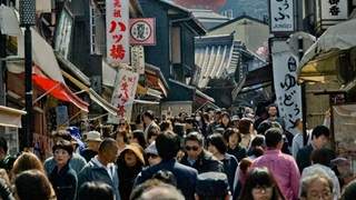 赴日游客暴跌五成六 高市早苗上任支持率首次跌破半数