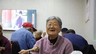 老人适合常吃的四类零食 低糖酸奶等上榜