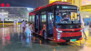 哈尔滨啤酒节遇突发降雨 冰雪大世界启动免费接驳保障游客出行