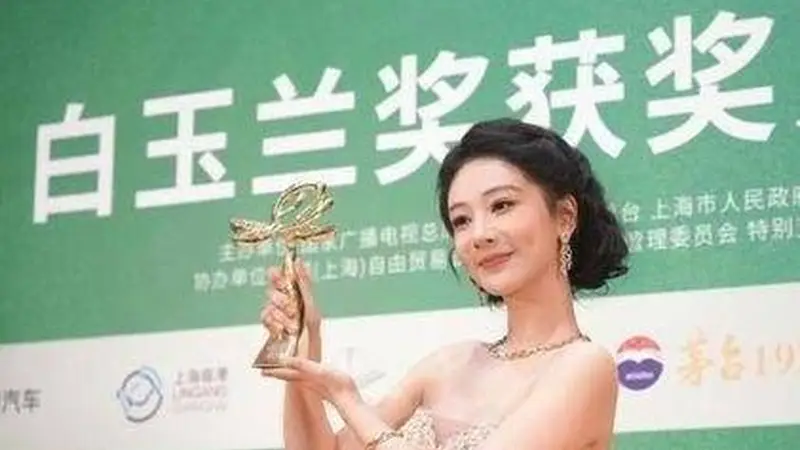 孙俪在后台逮住杨紫，开口就问：拿了白玉兰，有新戏能不能推荐推荐我？杨紫接得飞快