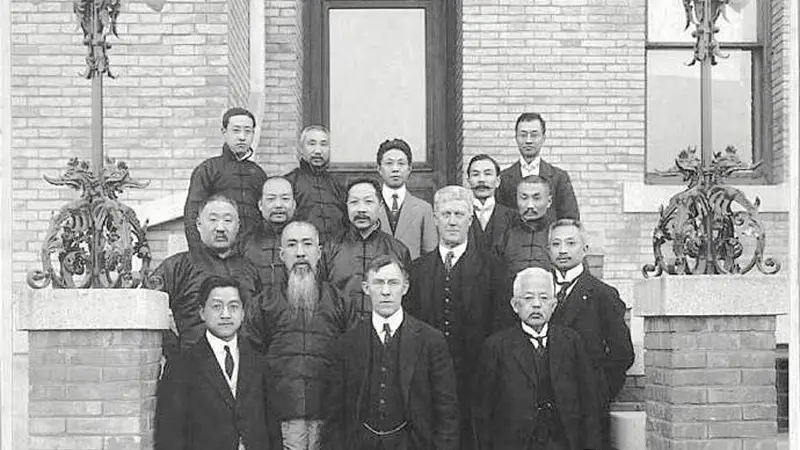民国初年莫里逊与京城大佬的合影,袁称帝后为什么把“王府井大街”改为“莫里逊大街”?