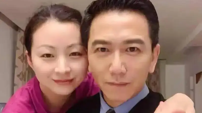 61岁温兆伦近况曝光!三婚娶赵庭生下一女,如今婚姻幸福成人生赢家