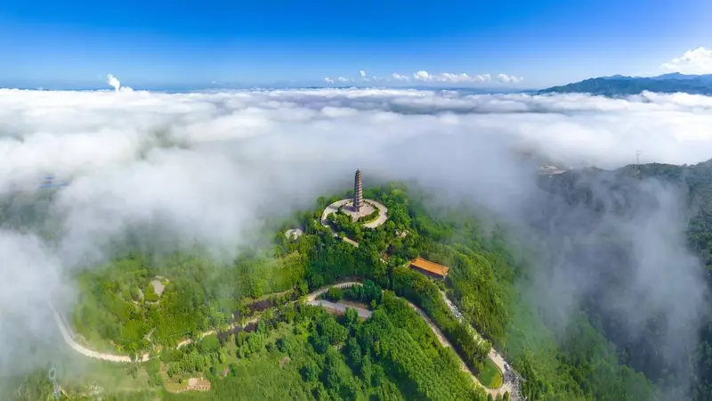 夏雨洗山峦,云海漫卷文峰塔