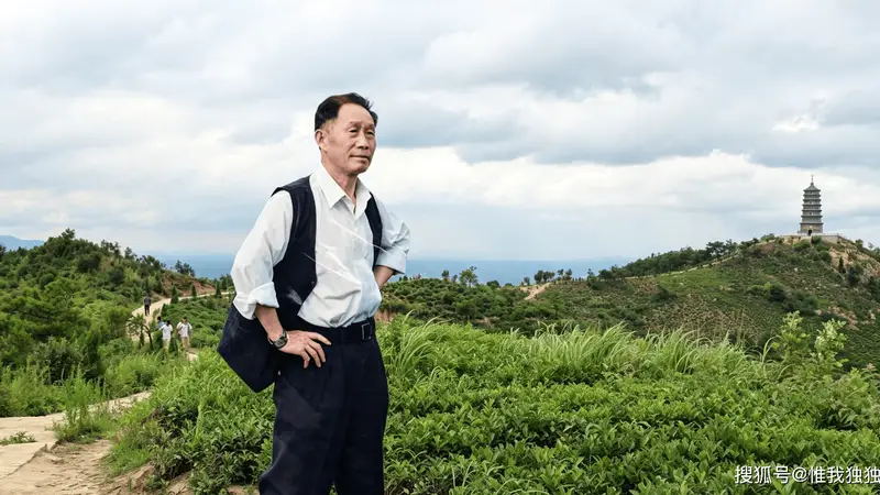 82岁老党员周国启扎根车云山 育人大兴茶产业带富乡邻