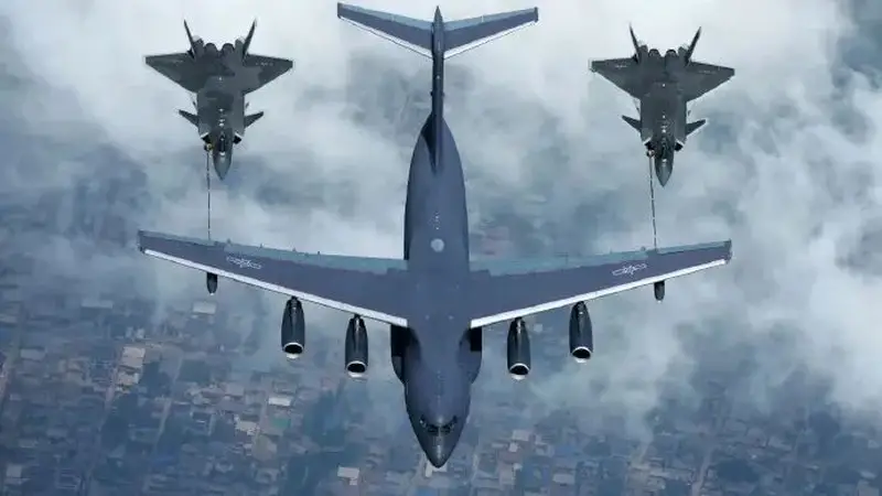 运油20双机为歼20空中加油 迎面对接空对空画面超震撼