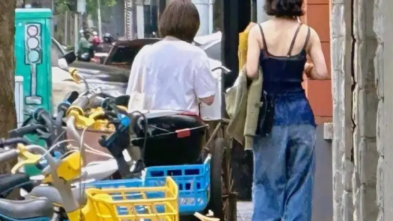 赵丽颖上海街头被偶遇 状态干练引网友好评