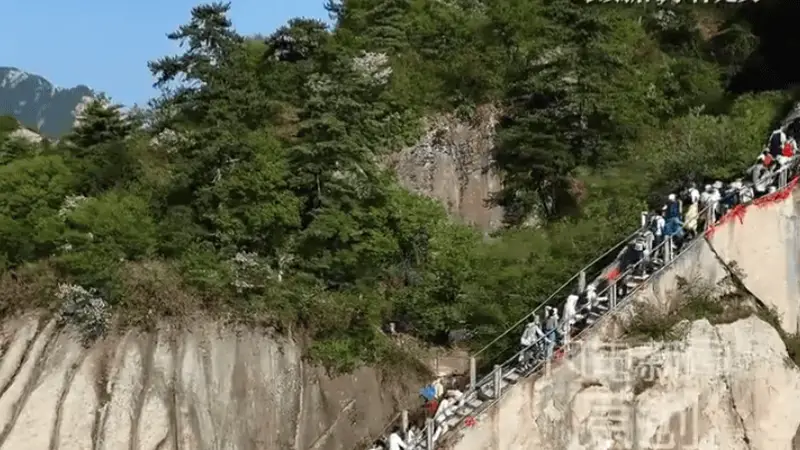 15岁男孩华山索道下山后遭拦截 40元观光车不出山 景区称怕提前标价游客不买