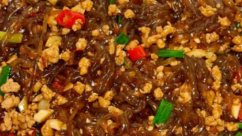 重庆家常快手菜出炉:蚂蚁上树粉条吸满酱香裹肉末