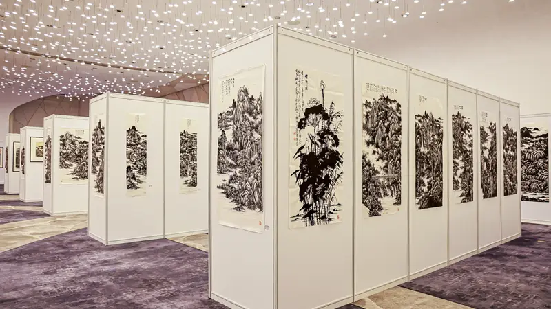 追求极致的黑与白,他用焦墨画出江淮雄风