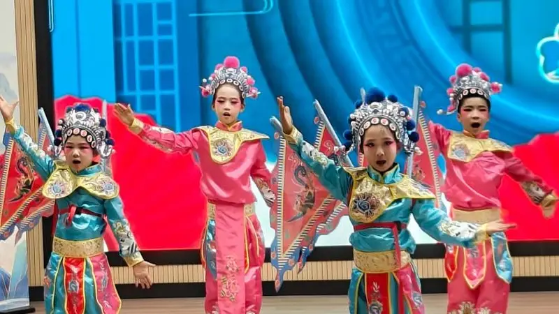 百余名少年登台献艺 邛崃市“川剧进校园”成果展演举行