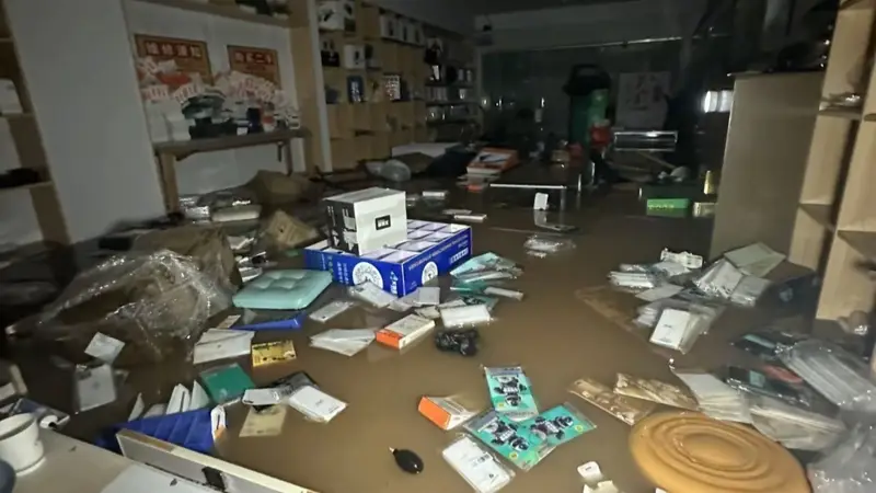 广西多地遭强降雨:水淹过一楼,车被卷到江中