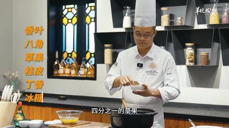 【视频】三提三落浸出好味道！顺德德云居王福坚教你做头抽豉油鸡 | 名店名厨教你做粤菜