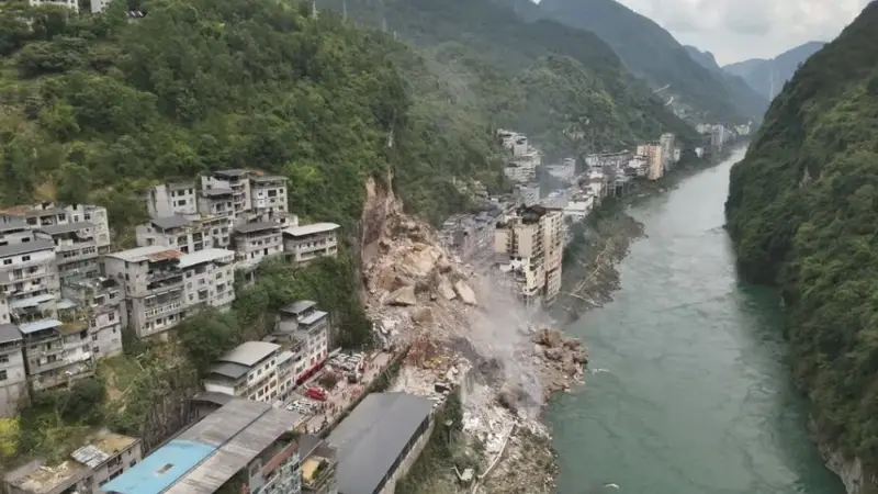 重庆彭水山体崩塌的发现、预警、目睹和救援者