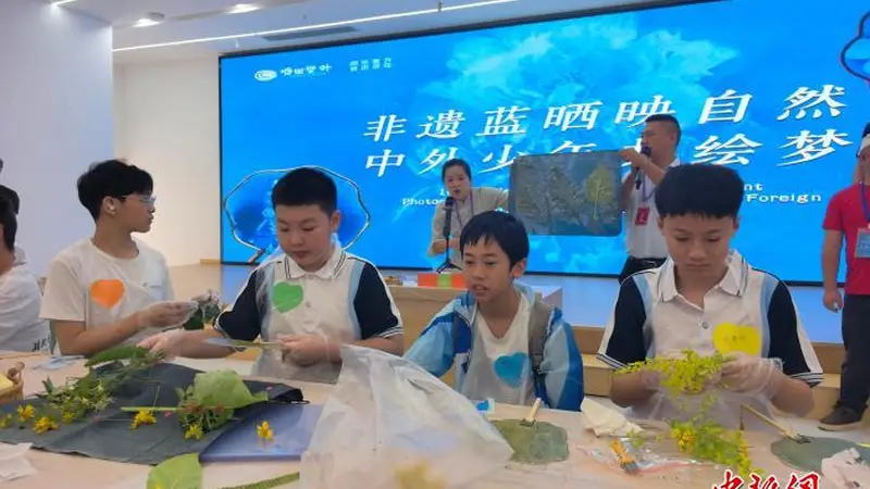 华裔青少年恩施探非遗:蓝晒傩戏织锦中触摸千年民俗