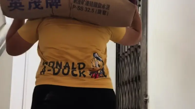 母女工地扛砖赚学费引关注,女孩已干半月当事人回应没有团队