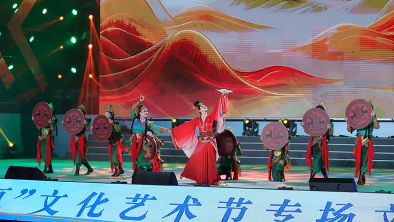 7月25日19时30分 辽宁朝阳第二十四届“凌河之夏”文化艺术节正式启幕