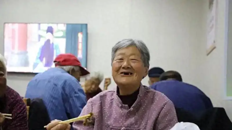 老人适合常吃的四类零食 低糖酸奶等上榜