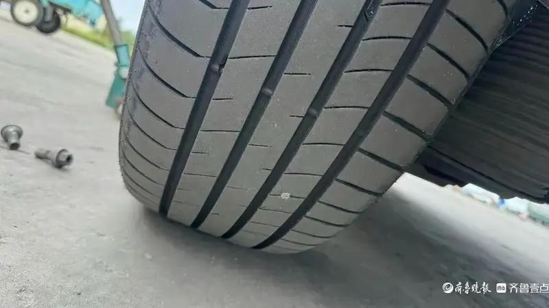 游客反映内蒙古乌兰察布黄花沟景区附近轮胎被扎换胎千元 官方通报暂未发现价格虚高 若查实人为撒钉将严厉惩处