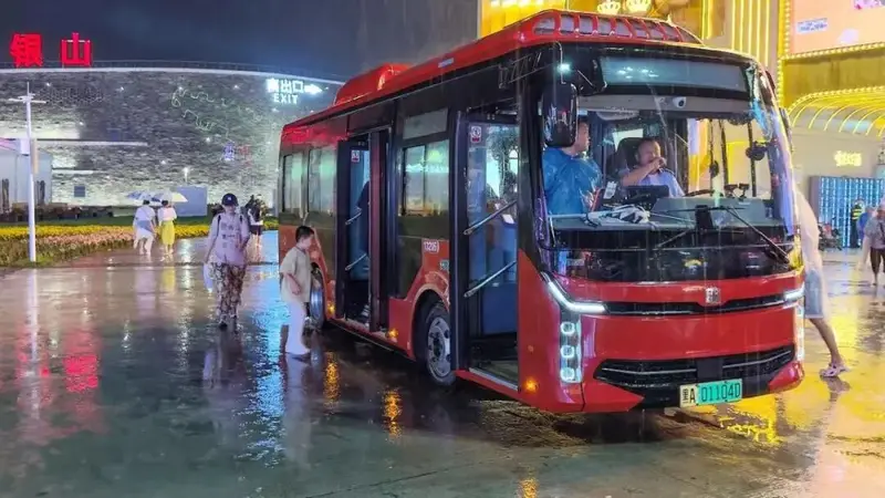 哈尔滨啤酒节遇突发降雨 冰雪大世界启动免费接驳保障游客出行