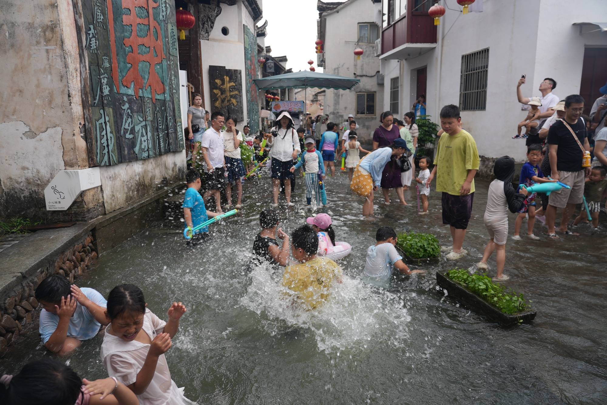 来桐庐“花式避暑” 千年古村“喜街”放水人气旺