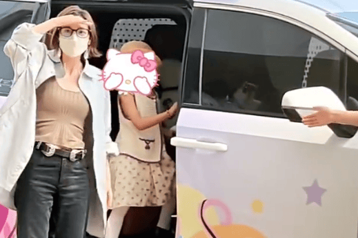 唐艺昕《浪姐》决赛后回京 女儿来机场接妈妈超有爱