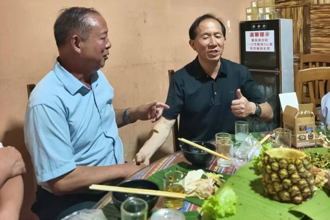 芒市夜食：一席景颇手抓饭，吃尽滇西边城烟火