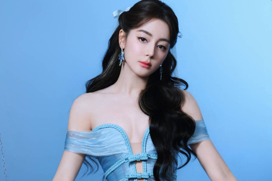 迪丽热巴穿蓝色透视纱裙性感吸睛 白皙美腿若隐若现
