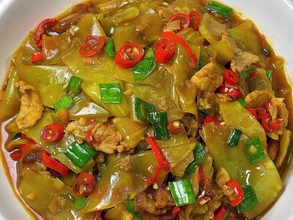 《莴笋炒肉：藏在锅气里的家常温柔》