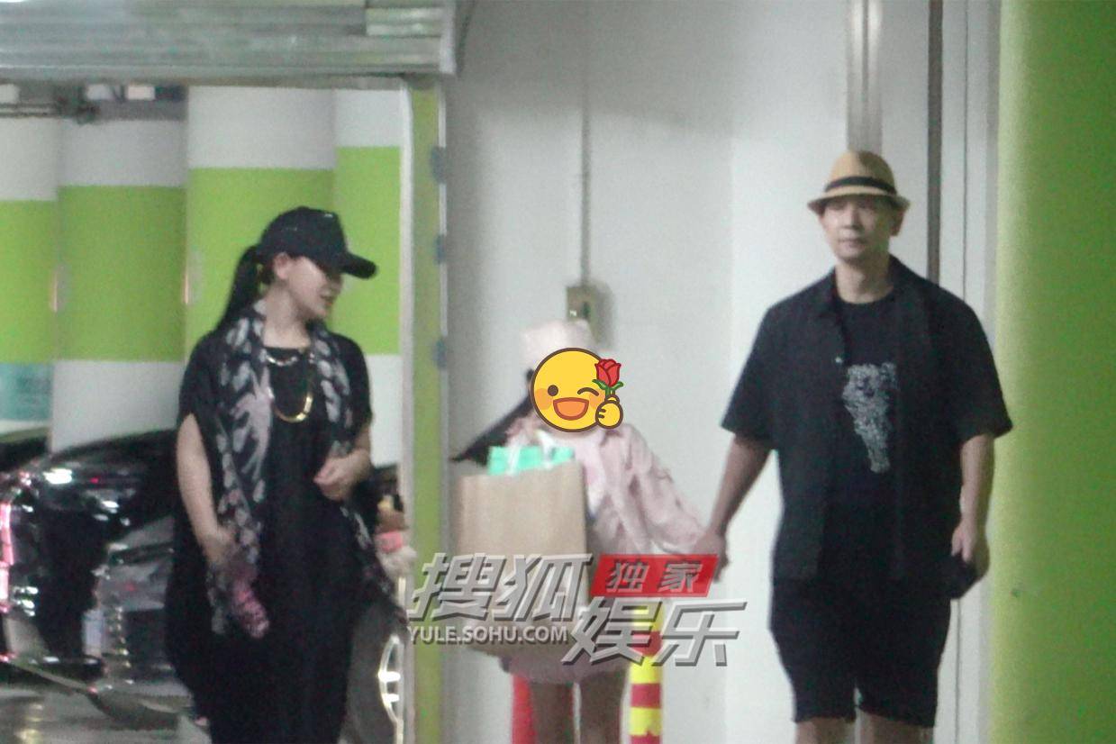 赵文卓一家逛街 牵小女儿手细心开车门温柔满分