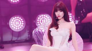 赵露思演唱会舞台照美似芭比娃娃 穿白纱裙秀纤细美腿超吸睛