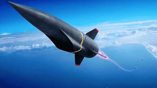 央视首次公开！中国东风-17导弹野外实射，航母变活靶？专家：更狠的还在后头！