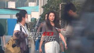 殷桃杂志拍摄收工 简约穿搭凸显绝佳体态状态佳