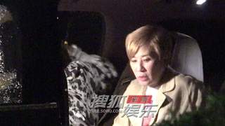 吴君如深夜收工返酒店 行程虽满依旧活力四射