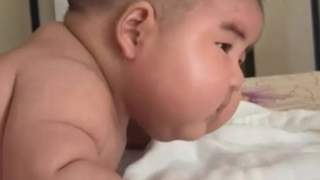 7个月大宝宝送奶奶家一月被喂至28斤 妈妈见面不敢认 过度喂养隐患大