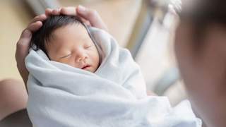 小婴儿到这个月龄会「睡眠倒退」，一张表教你睡渣变天使