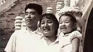 70年代,韩红童年和父亲韩德江、母亲雍西出门游玩,一张温馨合影